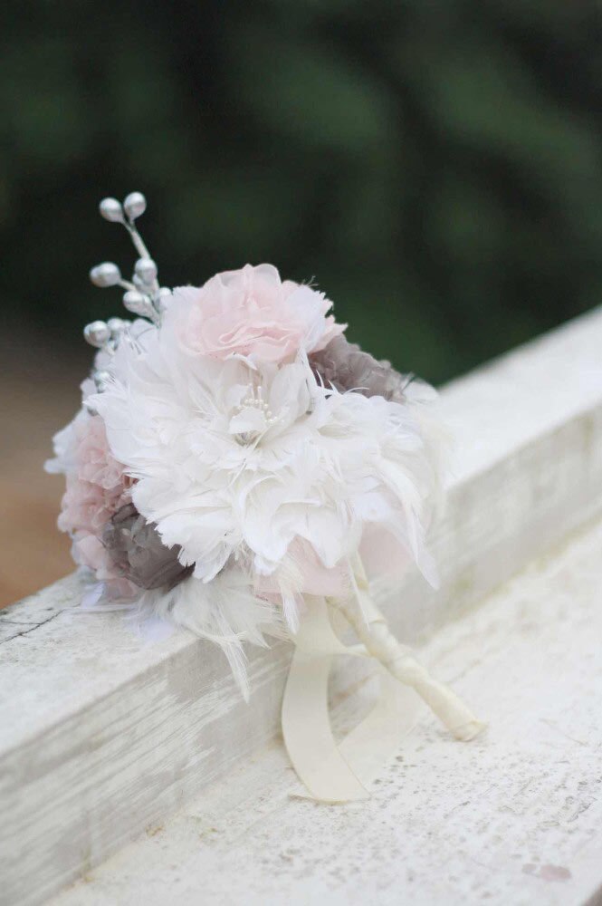 how_to_make_a_wedding_bouquet_from_feather_flowers_and_fabric_flowers__42267.1375513728.1000.1200 Handmade Fabric Flower and Feather Flower Bouquet